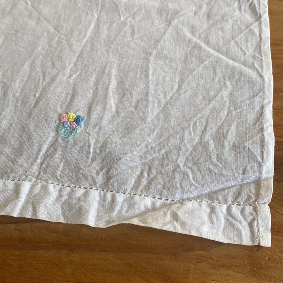 Vintage Linens with Embroidery - Picture 4 of 8